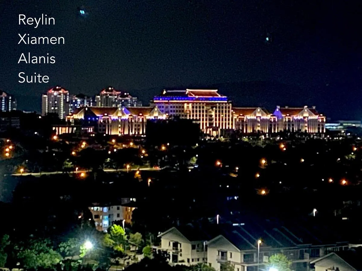 Reylin Alanis Suite // Free Wifi & Netflix // Airport Shuttle Service Sepang