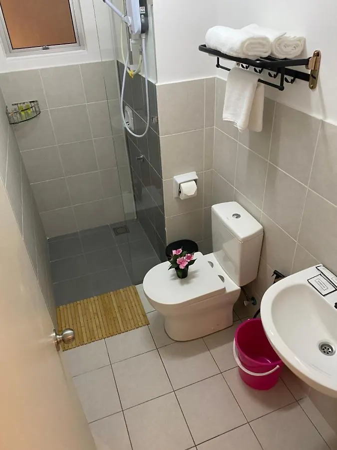 Reylin Alanis Suite // Free Wifi & Netflix // Airport Shuttle Service Sepang Apartment